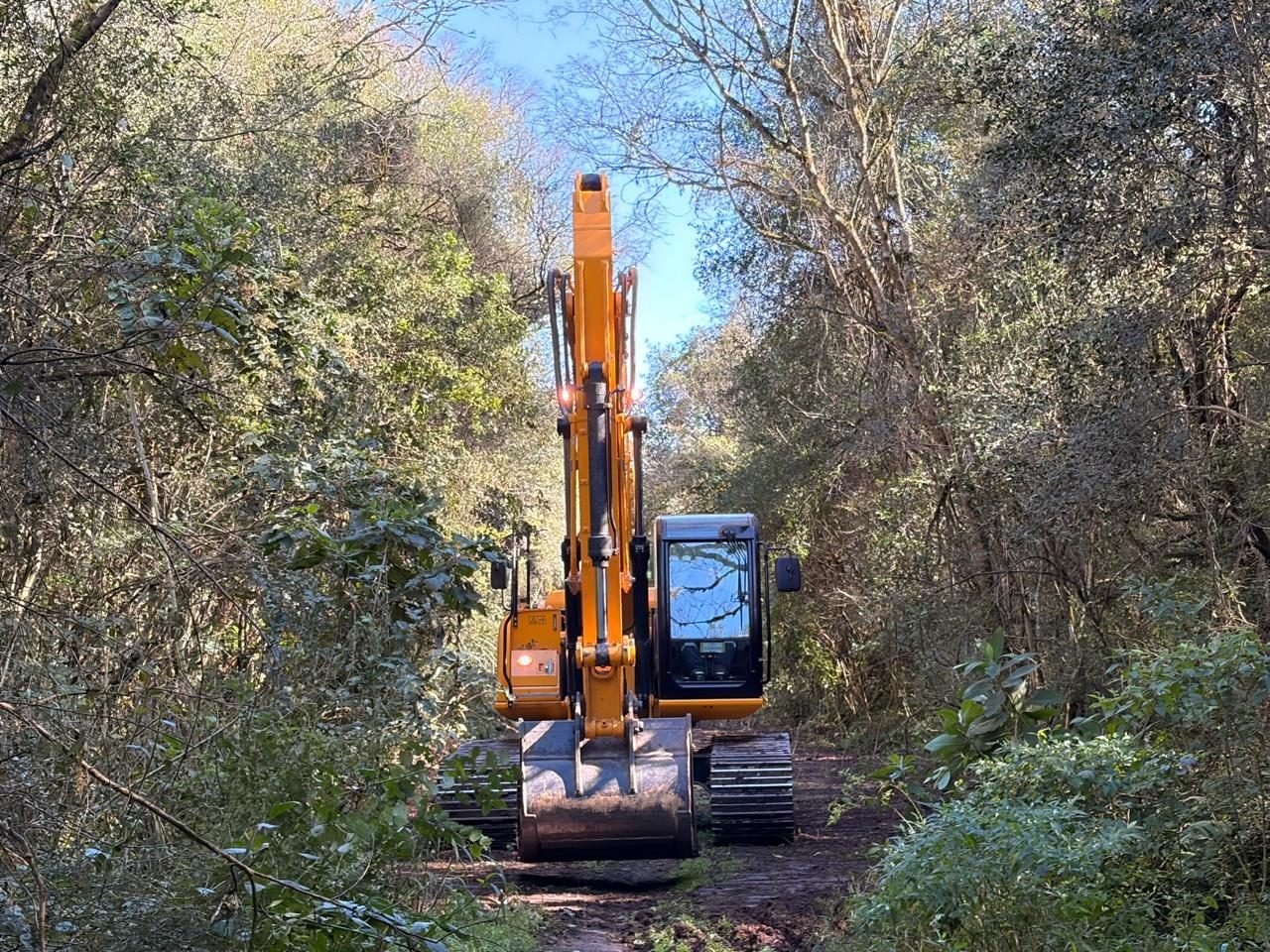 Equipos de obra trabajando en el desmonte de la traza
