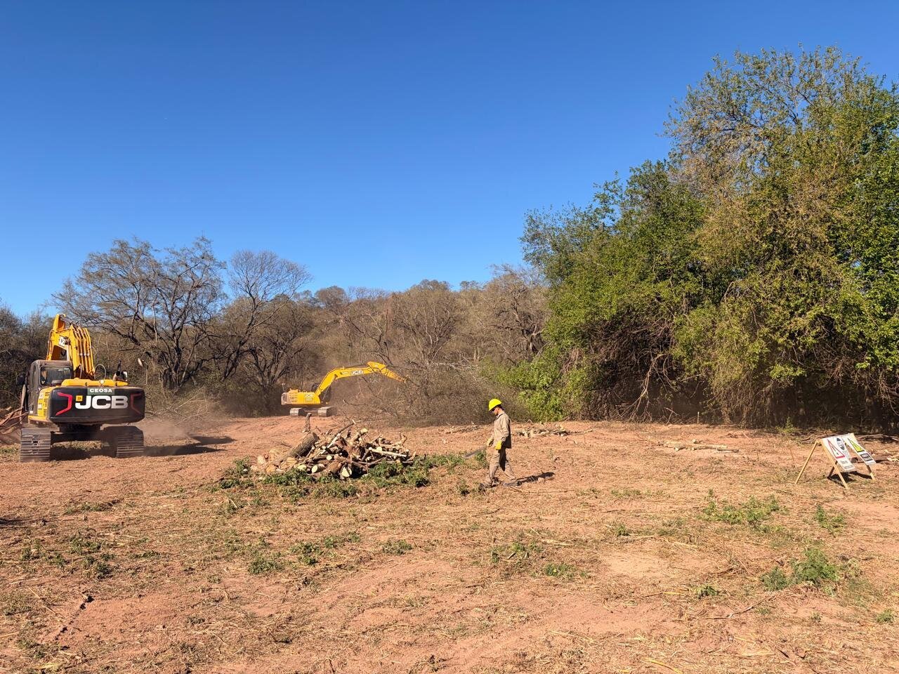 Equipos trabajando en el predio de la Planta Potabilizadora