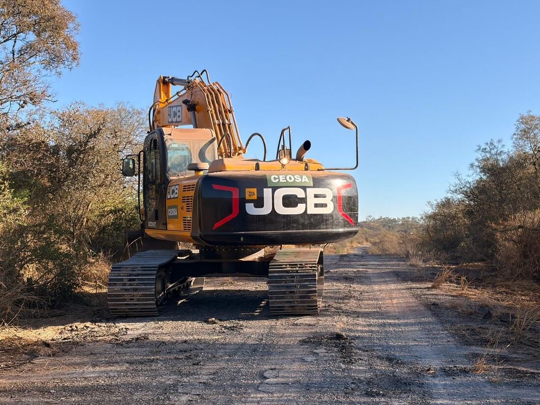 Retroexcavadora en el frente de obra
