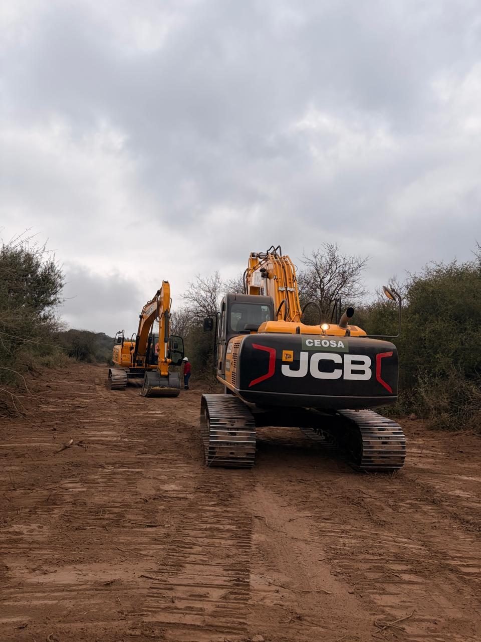 Equipos de CEOSA trabajando en el desmonte de la traza