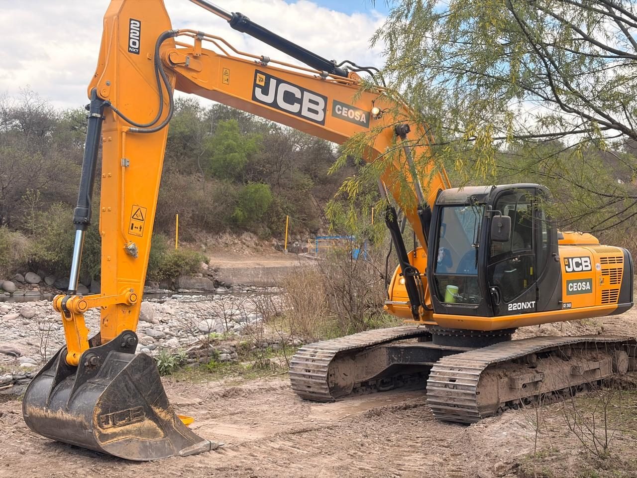 Retroexcavadora JCB CEOSA junto al Río Vipos, en la zona de la Obra de Captación