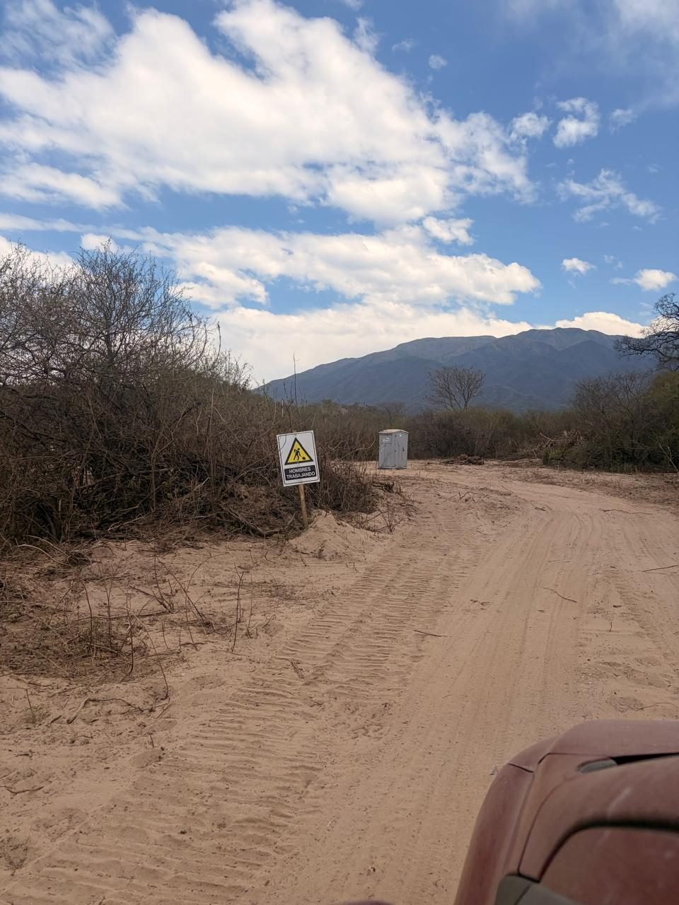 Cartelería de seguridad en el acceso a la zona de trabajo de la Toma del Río Vipos